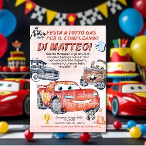 Può includere: Invito a una festa con i personaggi del film Cars, tra cui Saetta McQueen. L'invito ha testo in italiano, una bandiera a scacchi e un trofeo. Palloncini e una torta sullo sfondo.