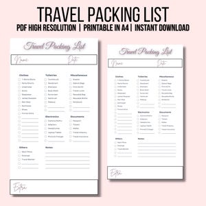 Op de afbeelding: Twee afdrukbare inpaklijsten voor op reis op een lichtroze achtergrond. De lijsten zijn wit met secties voor kleding, toiletartikelen en diverse items. De tekst "TRAVEL PACKING LIST" staat bovenaan, met daaronder "PDF HIGH RESOLUTION | PRINTABLE IN A4 | INSTANT DOWNLOAD".