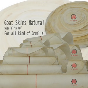 Peut inclure: Une pile de peaux de chèvre naturelles pour tambours, de différentes tailles, allant de 20 cm à 100 cm. Les peaux de tambour sont enroulées et empilées les unes sur les autres. Le texte "Goat Skins Natural" et "Size 8" to 40" For all kind of Drum's" est visible sur l'image.