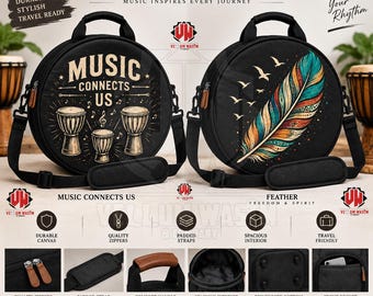 Könnte beinhalten: Zwei schwarze, runde Trommeltaschen aus Segeltuch mit verstellbaren Schultergurten und gepolsterten Griffen. Eine Tasche zeigt drei Trommeln und den Text MUSIC CONNECTS US. Die andere Tasche zeigt eine bunte Feder mit fliegenden Vögeln.