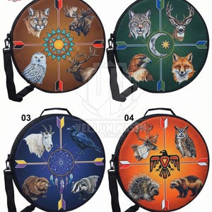 Puede incluir: Cuatro bolsas redondas con retratos de animales y diseños de inspiración nativa americana. Cada bolsa presenta una combinación de colores diferente y un motivo central de sol o atrapasueños. Las bolsas tienen correas y asas negras.