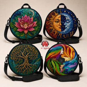 Può includere: Quattro borse rotonde a tracolla con disegni intricati. Una presenta un fiore di loto rosa, un'altra un volto di sole e luna, una terza un albero dorato e l'ultima una donna con capelli arcobaleno. Ogni borsa ha un cinturino e un manico neri.