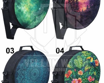 Puede incluir: Cuatro bolsas redondas negras con diferentes diseños. Una bolsa tiene un estampado de galaxia verde, otra una escena de puesta de sol con árboles, una tercera un mandala turquesa y la última un patrón floral tropical con un tucán. Cada bolsa tiene un asa y una correa para el hombro.