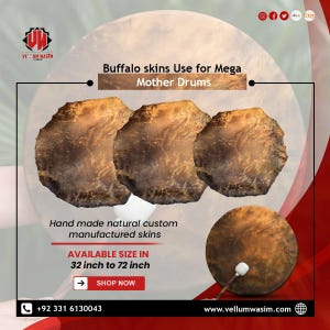 Peut inclure: Image de peaux de buffle pour grosses caisses. L'image montre trois peaux brunes de forme irrégulière et un tambour avec une baguette blanche. Le texte sur l'image indique "Buffalo skins Use for Mega Mother Drums" et "Hand made natural custom manufactured skins". Disponible en tailles de 81 à 183 cm.
