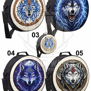 Puede incluir: Bolsos redondos negros con diseños de lobos. Cada bolso presenta una ilustración de lobo diferente en varios colores, incluyendo azul, blanco y morado, con nudos celtas y efectos de relámpagos. Los bolsos tienen una correa para el hombro y un asa superior.