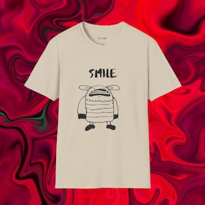 Camiseta de Monstruo Divertida – "SMILE" Camiseta de Criatura de Dibujos Animados, Camiseta con Gráficos de Arte Extraño, Ropa Urbana Unisex con Estilo, Camiseta con Humor Surrealista, Regalo Excéntrico