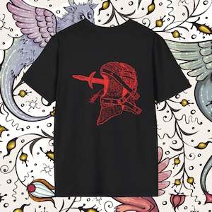 Maglietta Cavaliere con Pugnale Rosso - Maglietta Grafica con Armatura Medievale / Streetwear Dark Fantasy / Maglietta Unisex Gotica / Maglietta Metal Cavaliere con Armatura Sanguinaria