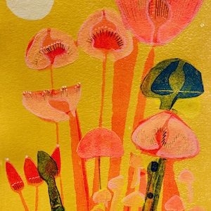 Puede incluir: Una ilustración vibrante sobre un fondo amarillo que presenta flores y setas de color rosa coral estilizadas con tallos finos. Un sol circular blanco pálido se sitúa en la esquina superior izquierda. La composición incluye acentos de follaje verde oscuro.