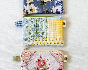 Monedero pequeño de tela de algodón acolchada con llavero / Monedero con cremallera hecho a mano / Mini monedero