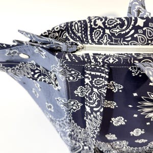 Puede incluir: Una taza de cer&aacute;mica blanca con asa negra y el texto "But First, Coffee" en negrita negra. La taza se encuentra sobre una superficie blanca, mostrando su dise&ntilde;o limpio.