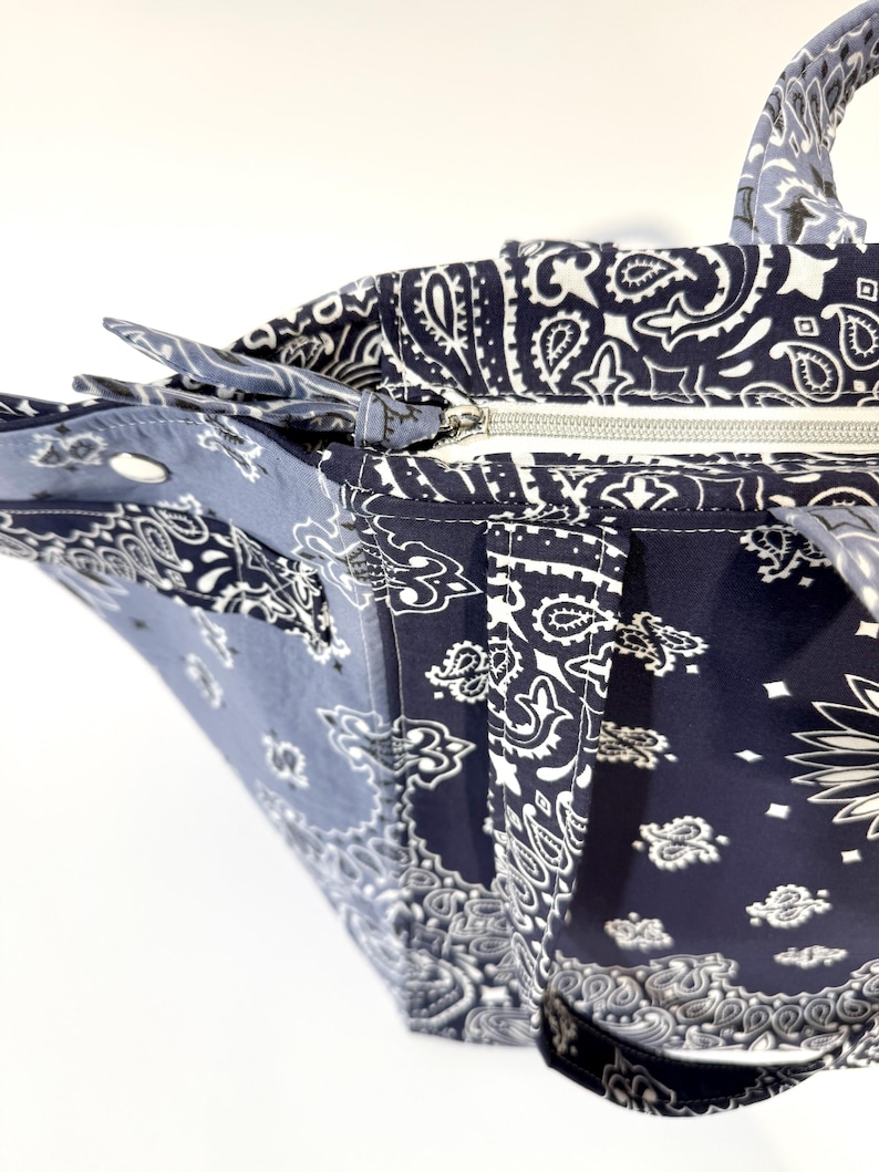Puede incluir: Una taza de cer&aacute;mica blanca con asa negra y el texto "But First, Coffee" en negrita negra. La taza se encuentra sobre una superficie blanca, mostrando su dise&ntilde;o limpio.