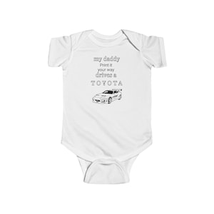 DriftaraCreations Personalizowane body niemowlęce - Mój tata jeździ Toyotą, JDM Unisex Baby Jednoczęściowy prezent dla entuzjasty samochodów, entuzjasta samochodów