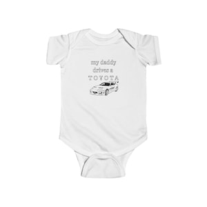 DriftaraCreations Body niemowlęce - Mój tata jeździ Toyotą, JDM Unisex Baby One-Piece, Uroczy prezent dla miłośnika samochodów, Przyszły miłośnik samochodów