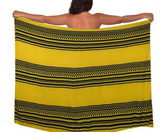¡Compra 5 pareos y llévate uno GRATIS! Pareo ligero con triple borde para tatuajes en amarillo/negro. Lava lava 100% rayón.