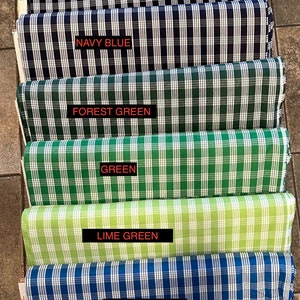 K&ouml;nnte beinhalten: Sechs verschiedene Farben von karierten Stoffproben, von oben nach unten: Schwarz, Marineblau, Waldgr&uuml;n, Gr&uuml;n, Limettengr&uuml;n und K&ouml;nigsblau.
