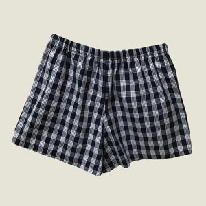 K&ouml;nnte beinhalten: Schwarze und wei&szlig;e karierte Schlafshorts mit elastischem Bund.