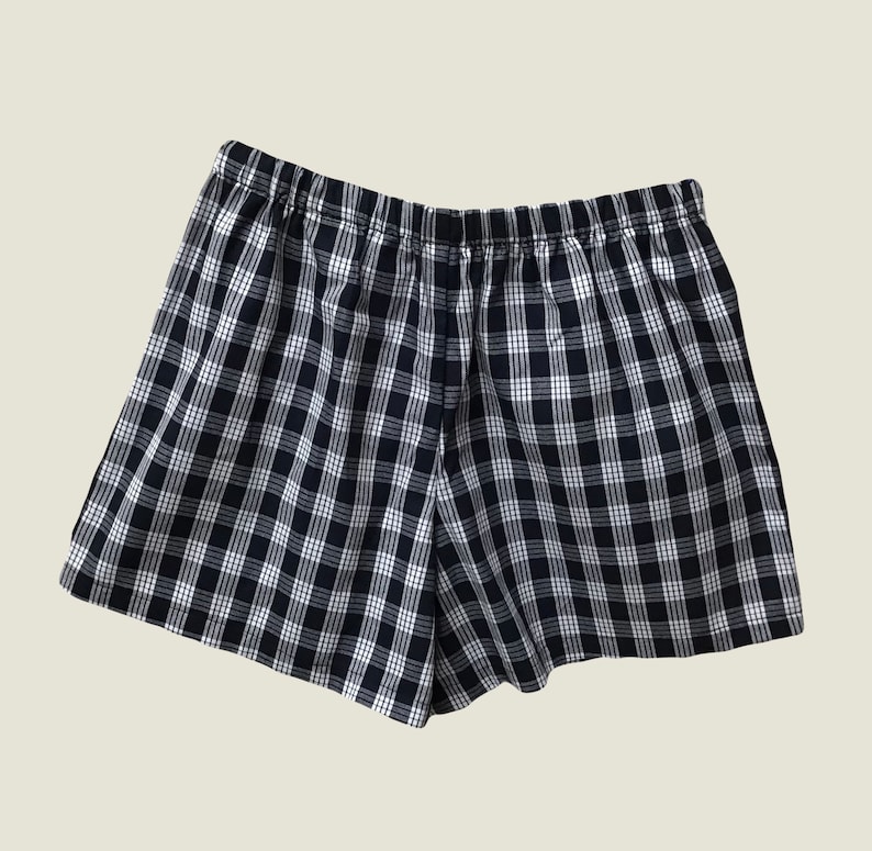 K&ouml;nnte beinhalten: Schwarze und wei&szlig;e karierte Schlafshorts mit elastischem Bund.