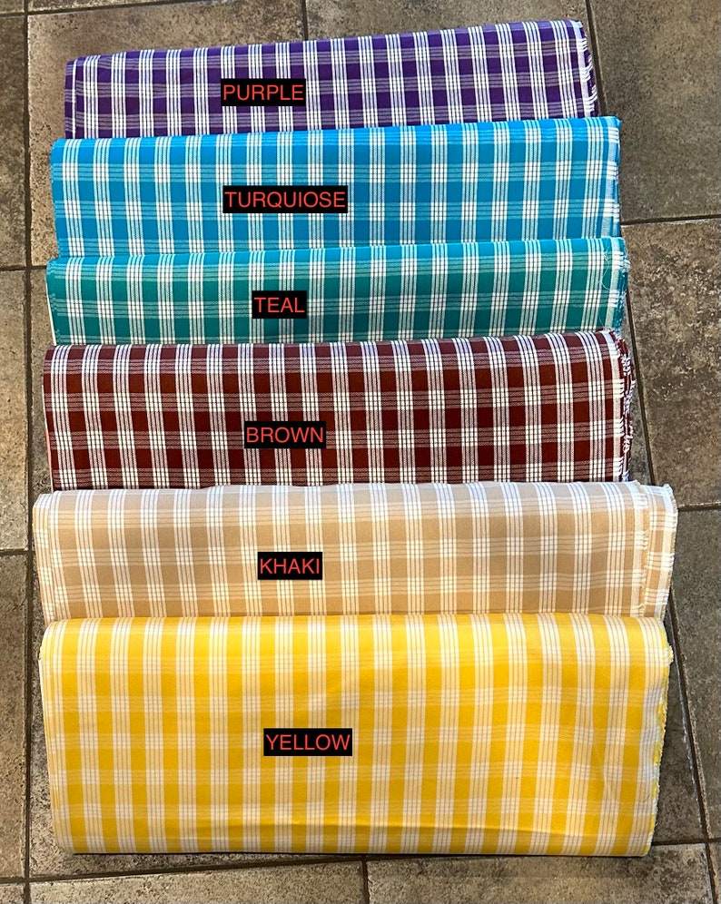 K&ouml;nnte beinhalten: Sechs Stoffrollen in verschiedenen Farben und Mustern. Die Farben sind Lila, T&uuml;rkis, Teal, Braun, Khaki und Gelb. Jede Rolle hat ein wei&szlig;es Etikett mit dem aufgedruckten Farbnamen.