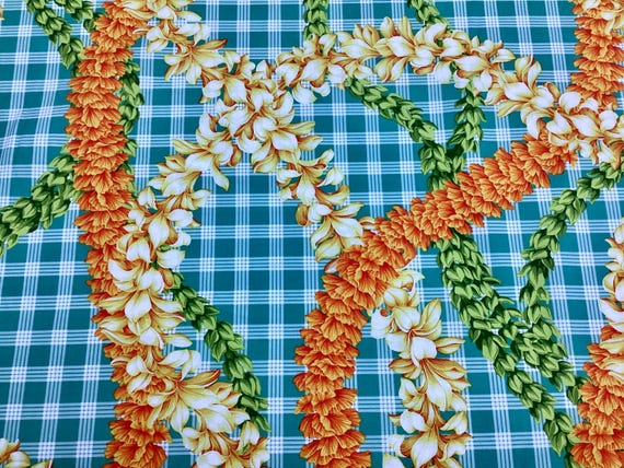 ラ*ー様 お安く!⭕️Custom hawaiian fabric◎Pivot◎ Beautiful Flower Leis on Printed Green Palaka Hawaiian Print 100