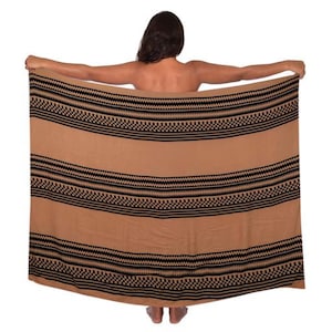 Acquista 5 pareo e ne ricevi uno GRATIS! Pareo (sarong) leggero con triplo tatuaggio color nocciola/nero Lava lava 100% rayon Cover up
