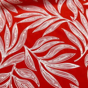 Tropisches Blatt Hawaiian Print Poly Cotton Fabric auf rotem Hintergrund