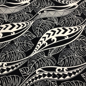 Może przedstawiać: Czarno-biała tkanina z powtarzającym się wzorem stylizowanych liści i fal. Wzór przypomina tradycyjną sztukę polinezyjską.