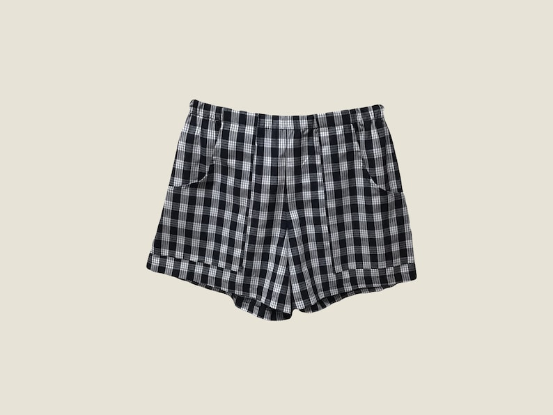 K&ouml;nnte beinhalten: Schwarz-wei&szlig;e karierte Shorts mit Kordelzug und zwei Taschen.