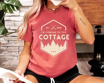 Camiseta Comfort Colors® "Voy a la cabaña", rivalidad juguetona, actitud audaz, humor caótico, personalidad traviesa, sarcasmo ingenioso.