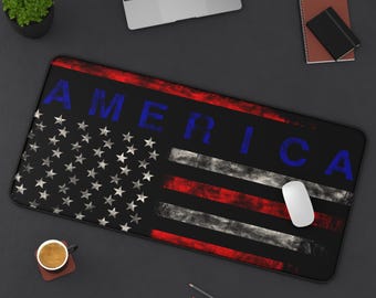 Alfombrilla de escritorio para juegos de PC con diseño de bandera estadounidense desgastada en rojo, blanco y azul. Artículos de oficina.
