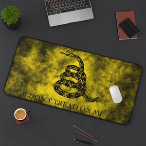 Alfombrilla de escritorio "No me pises": Serpiente enroscada, negro y amarillo desgastado.
