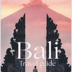 Può includere: Una guida di viaggio a Bali con la silhouette di una persona in piedi davanti a un tradizionale cancello balinese con una montagna sullo sfondo. Il cielo è di un rosa e un arancio vibranti.