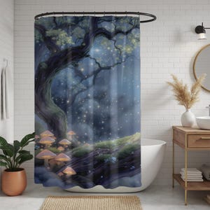Könnte beinhalten: Duschvorhang mit einer Fantasy-Waldszene mit einem großen Baum, leuchtenden Pilzen und einem Sternenhimmel. Die Farbpalette umfasst Blau-, Grün- und Orangetöne sowie Gelb.