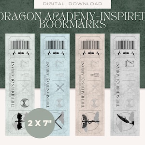 Könnte beinhalten: Vier rechteckige Lesezeichen im Vintage-Stil, jedes mit einem einzigartigen Design und dem Text "Dragon Academy-Inspired Bookmarks". Die Lesezeichen sind 5 x 18 cm groß. Jedes Lesezeichen hat einen anderen Quadrantennamen und ein Symbol.