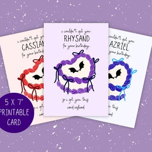 Może przedstawiać: Trzy kartki okolicznościowe z motywami w kształcie serca, każda z unikalną kolorystyką i tekstem. Kartki mają fioletową, czerwoną i niebieską kolorystykę. Tekst na kartkach brzmi "Cassian", "Rhysand" i "Azriel". Fioletowe koło z napisem "5 X 7" PRINTABLE CARD" znajduje się w lewym dolnym rogu.