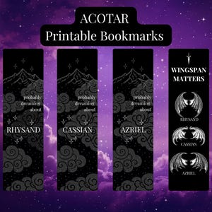 Może przedstawiać: Czarno-białe, drukowane zakładki do książek z motywami gór i chmur z imionami Rhysand, Cassian i Azriel. Jedna zakładka głosi "Wingspan Matters". Tekst "probably dreaming about" jest również zawarty.
