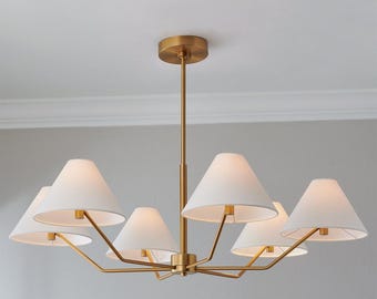 Minimalistyczny złoty żyrandol w stylu mid-century modern z białymi materiałowymi abażurami – nowoczesna, elegancka lampa sufitowa