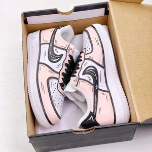 カスタム スニーカー、ピンクの Nike Air Force One、洗濯耐性保護機能を備えた手作り、ユニークでスタイリッシュ - ギフトに最適です。