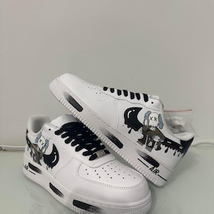 カスタム スニーカー、Kaws Nike Air Force One は、洗濯耐性のある手作りで、ユニークかつスタイリッシュ。ギフトに最適です。