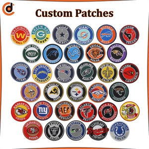 Op de afbeelding: Een verzameling ronde, op maat gemaakte patches met logo's van verschillende American football teams. De patches zijn in verschillende kleuren en ontwerpen, met de tekst "Custom Patches" bovenaan.