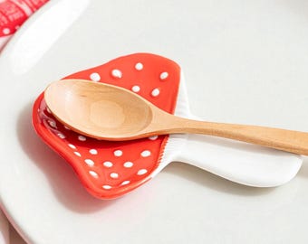 Repose-cuillère à champignon rouge en céramique fait main | Organiseur de cuisine fantaisiste, décoration de comptoir