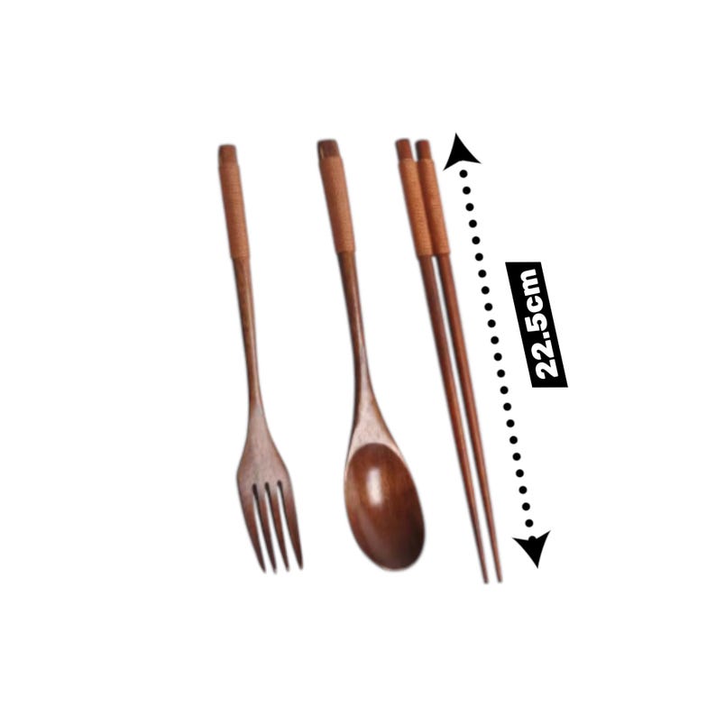 Puede incluir: Un juego de tenedor, cuchara y palillos chinos de madera. Los palillos miden 22,5 cm de largo. Los utensilios son de madera marr&oacute;n oscuro con mangos m&aacute;s claros. El juego est&aacute; dise&ntilde;ado para la cocina asi&aacute;tica.