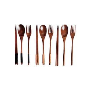 Puede incluir: Un juego de cubiertos de madera, que incluye cucharas, tenedores y palillos. Las cucharas y tenedores son de color marr&oacute;n oscuro, mientras que los palillos tienen detalles en negro o beige. Los utensilios est&aacute;n dispuestos en fila.