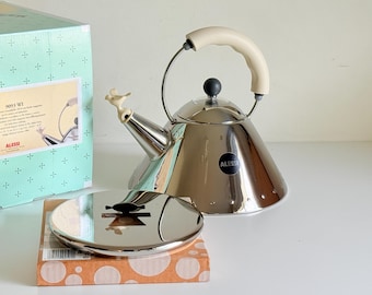 Set composto da bollitore e sottopentola Alessi.