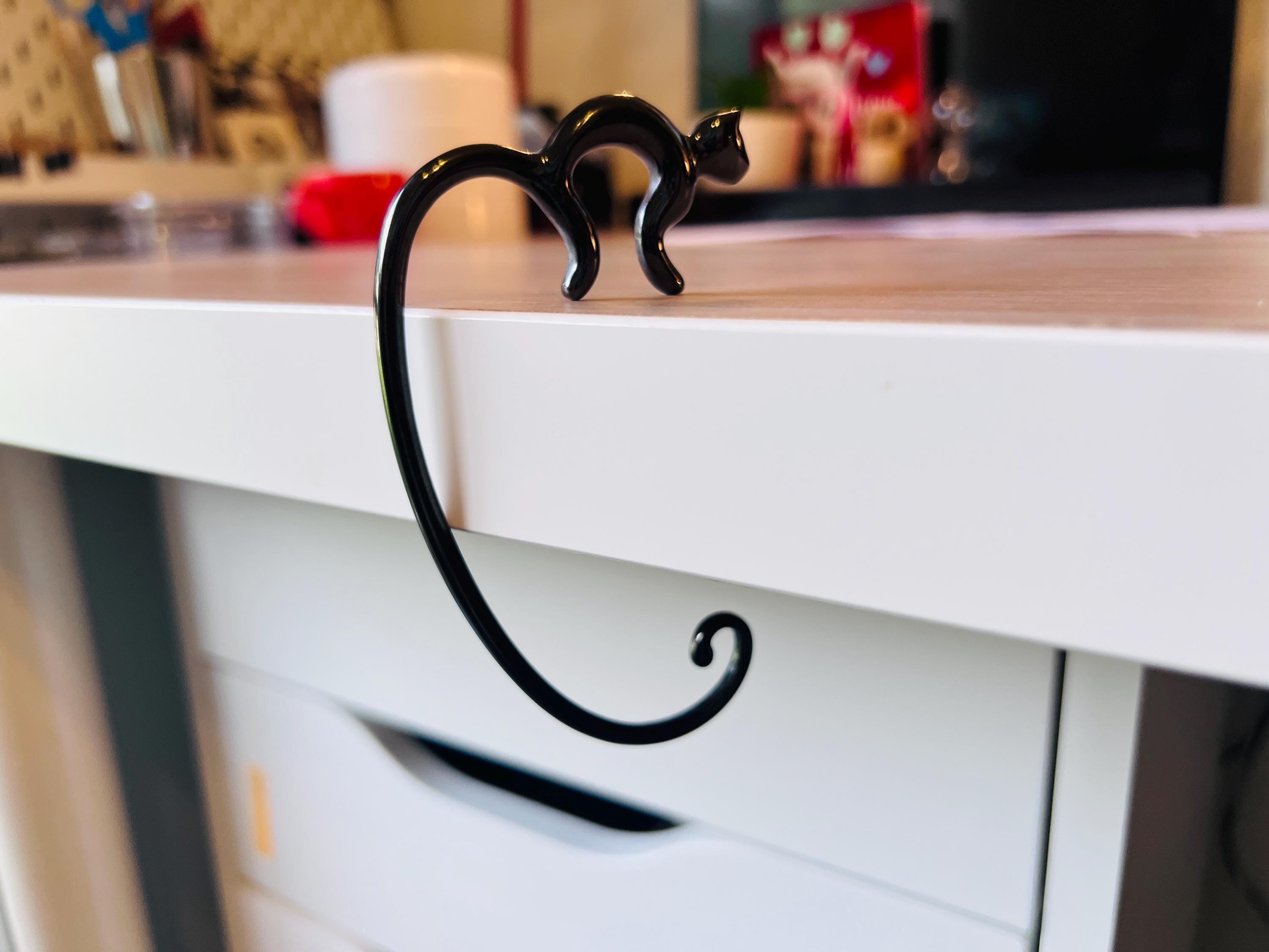 アレッシイ Alessi ハンドバッグフック　ブラック　正規品 Amazon｜【正規輸入品】 ALESSI アレッシィ Minou ハンドバッグフック ハンガーラック・ポールハンガー