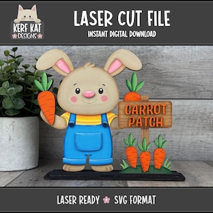 Op de afbeelding: Een houten lasergesneden konijnfiguur met een wortel in de hand en voor een bord met de tekst "CARROT PATCH". Het konijn draagt een blauwe overall en een geel shirt. De afbeelding bevat ook de tekst "LASER CUT FILE" en "INSTANT DIGITAL DOWNLOAD".