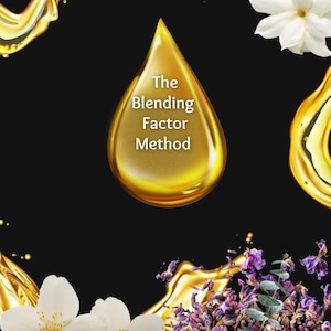 Può includere: Immagine su sfondo nero con una goccia d'olio dorata con il testo "The Blending Factor Method". L'immagine presenta schizzi d'olio, fiori bianchi e fiori viola secchi. Il logo e lo slogan di ArborNoire sono in basso.