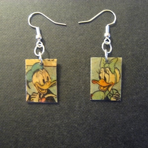 Boucles d&#39;oreilles de bande dessinée recyclées Donald Duck et Daisy Disney uniques en leur genre