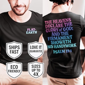 Peut inclure: T-shirt noir avec une citation religieuse en couleurs arc-en-ciel au dos. La citation est "The heavens declare the glory of God; and the firmament showeth his handywork Psalm 19:1". Le devant du t-shirt porte les mots "Flat-Earth" et quatre étiquettes blanches en forme de bouclier avec le texte "Ships Fast", "Love It Guarantee", "Eco Friendly", et "Sizes Up To 4X".