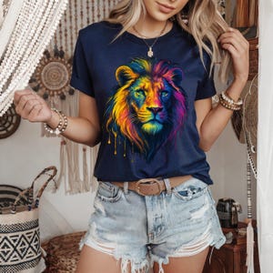 ネオンライオンシャツ、レインボーキング、美的トリッピーTシャツ、グローコア、ビッグキャットアート、サイケデリックTシャツ、ジャングルレイブバイブ、フェスティバルシャツ