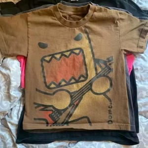 Koszulka Domo Guitar inspirowana Y2K